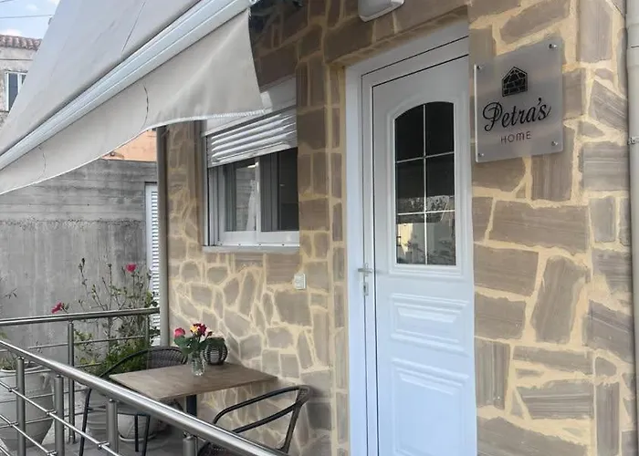 Petra's Charming Home, 500m To