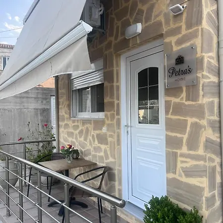 Petra's Charming Home, 500m To