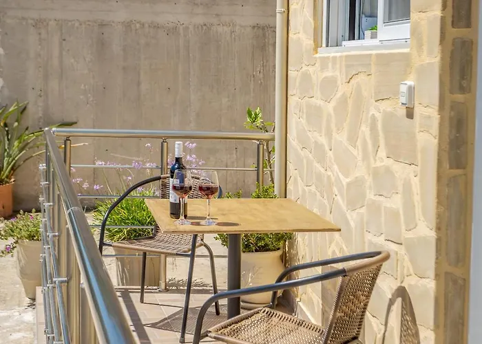 Appartamento Petra's Charming Home, 500m To La Canea